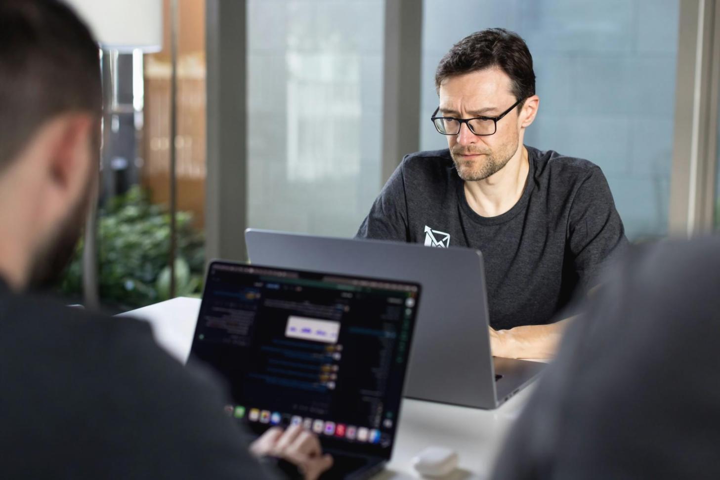 Börse Handelsplatz mit finanziellen Charts und Analysen